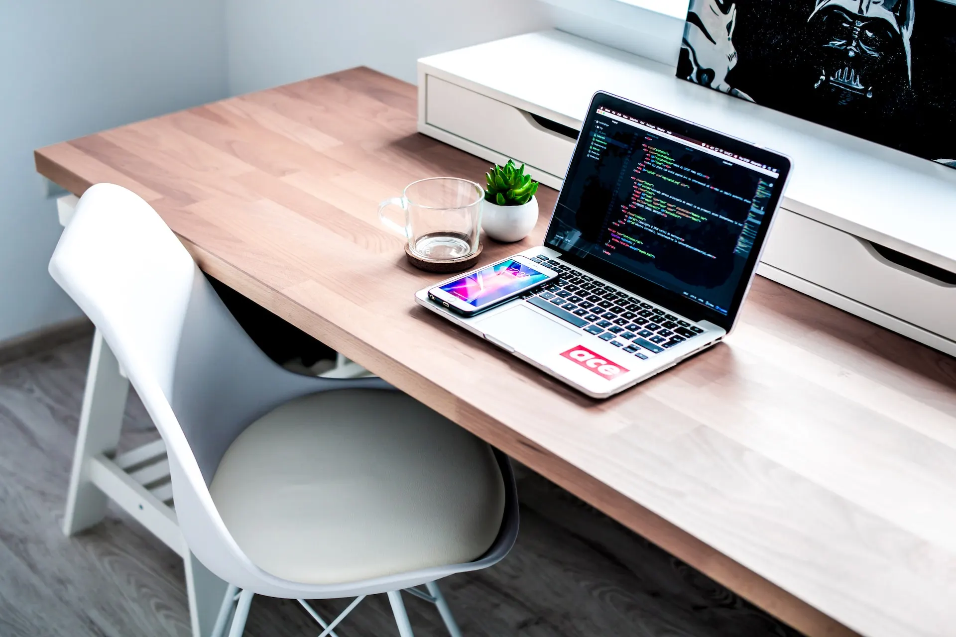 Imagen de una laptop y una silla de escritorio